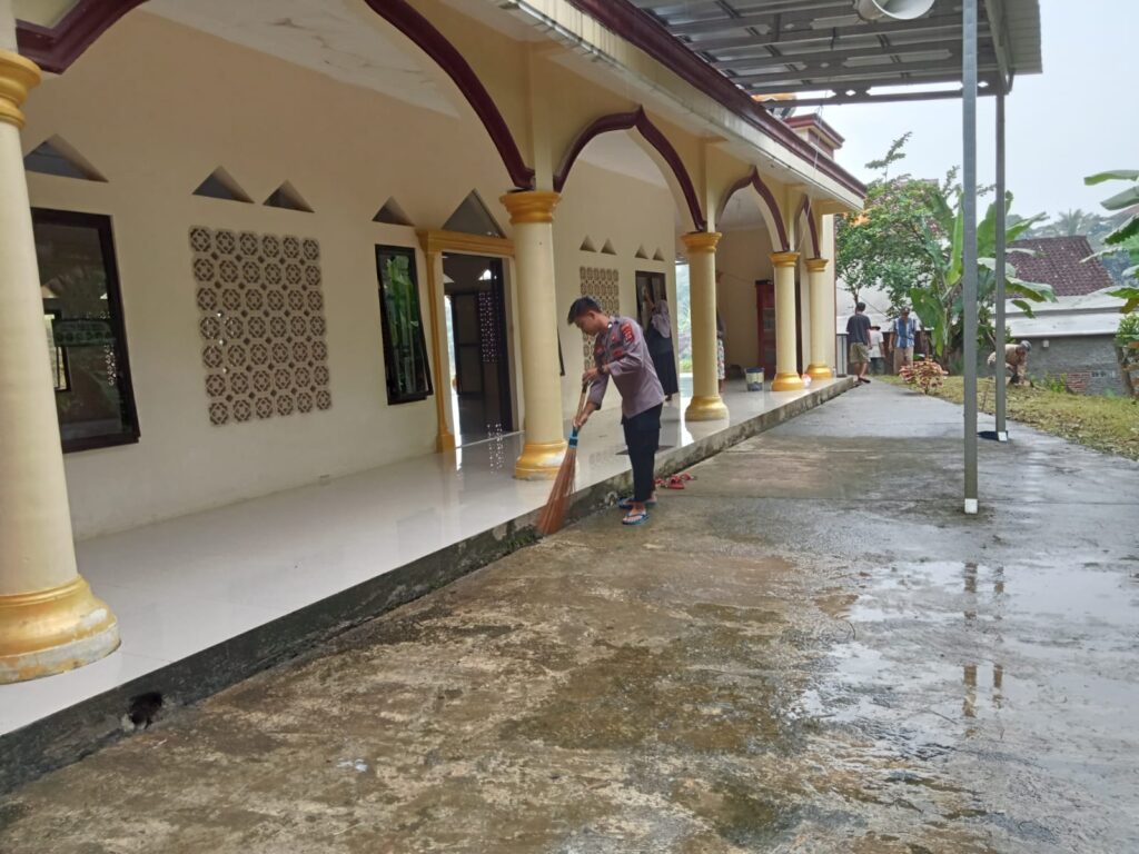 Bersama DKM Dan Warga, Bhabinkamtibmas Polsek Malingping Polres Lebak Bersihkan Masjid Roudhotul Mubtadiin