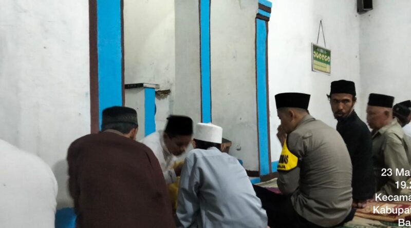 Menjaga Kamtibmas, Personil Polsek Maja melaksanakan Shalat Tarawih dan patroli dilingkungan Masjid